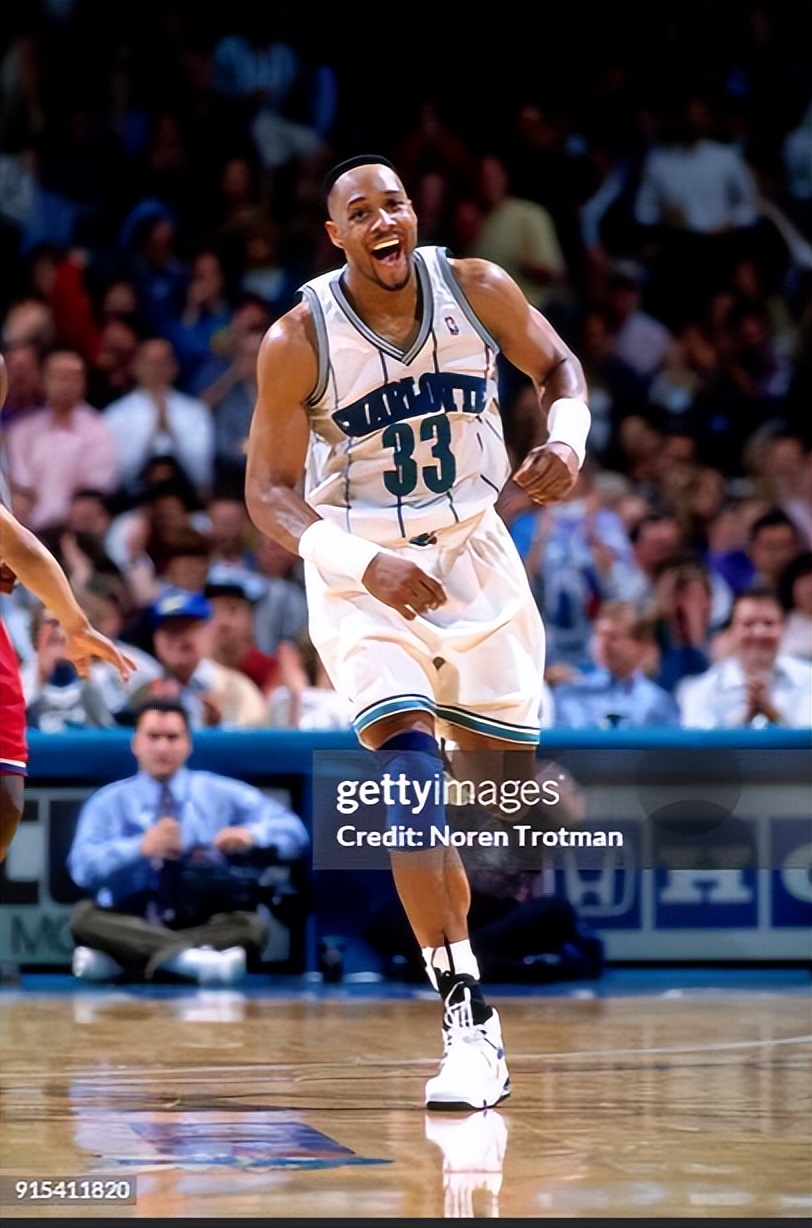 黄蜂队队员凭借个人能力上演绝杀,助球队逆转胜 黄蜂队队员凭借个人能力上演绝杀,助球队逆转胜