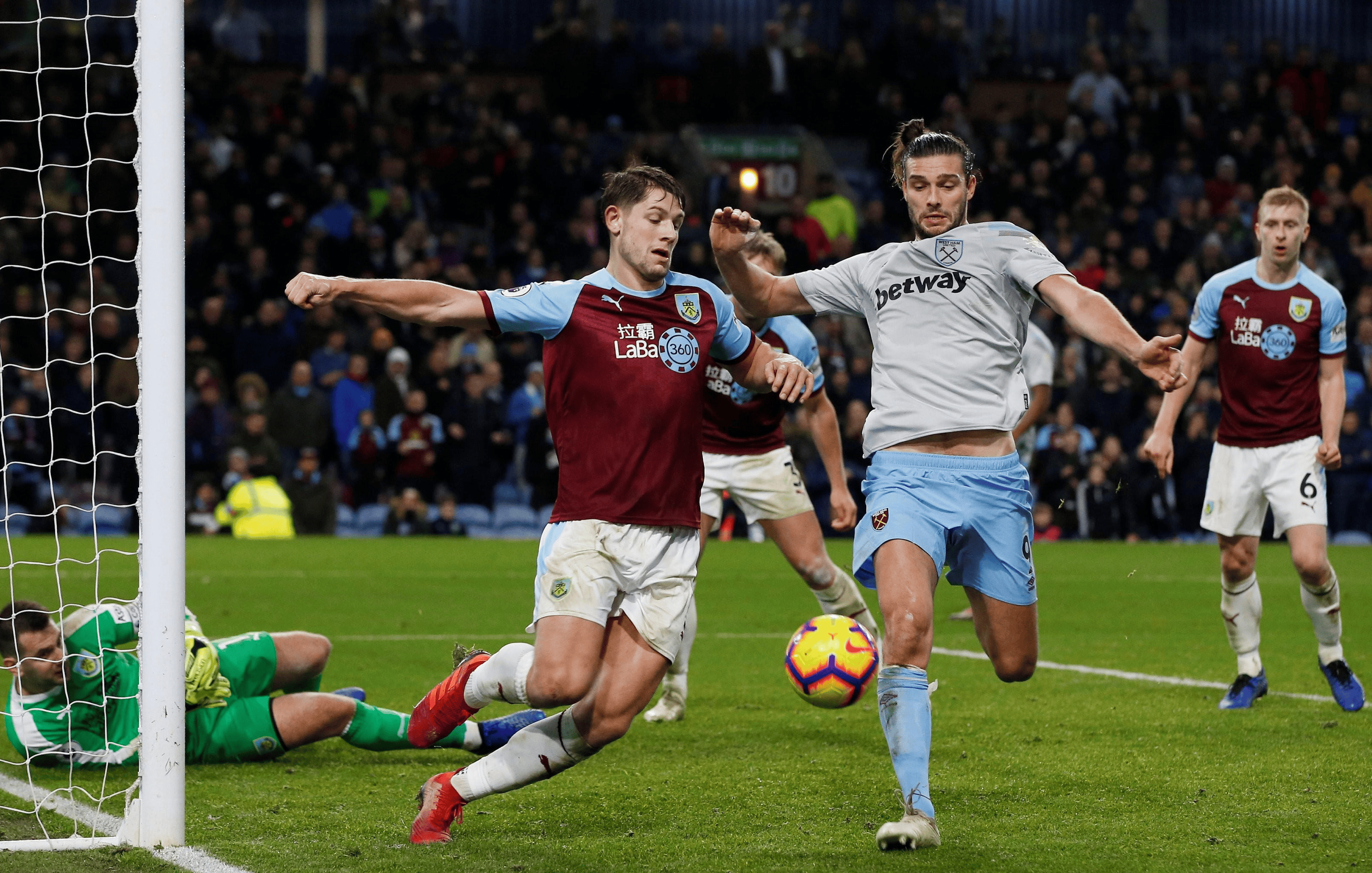 关于阿斯顿维拉客场完胜伯恩利，保住前四席次希望的信息