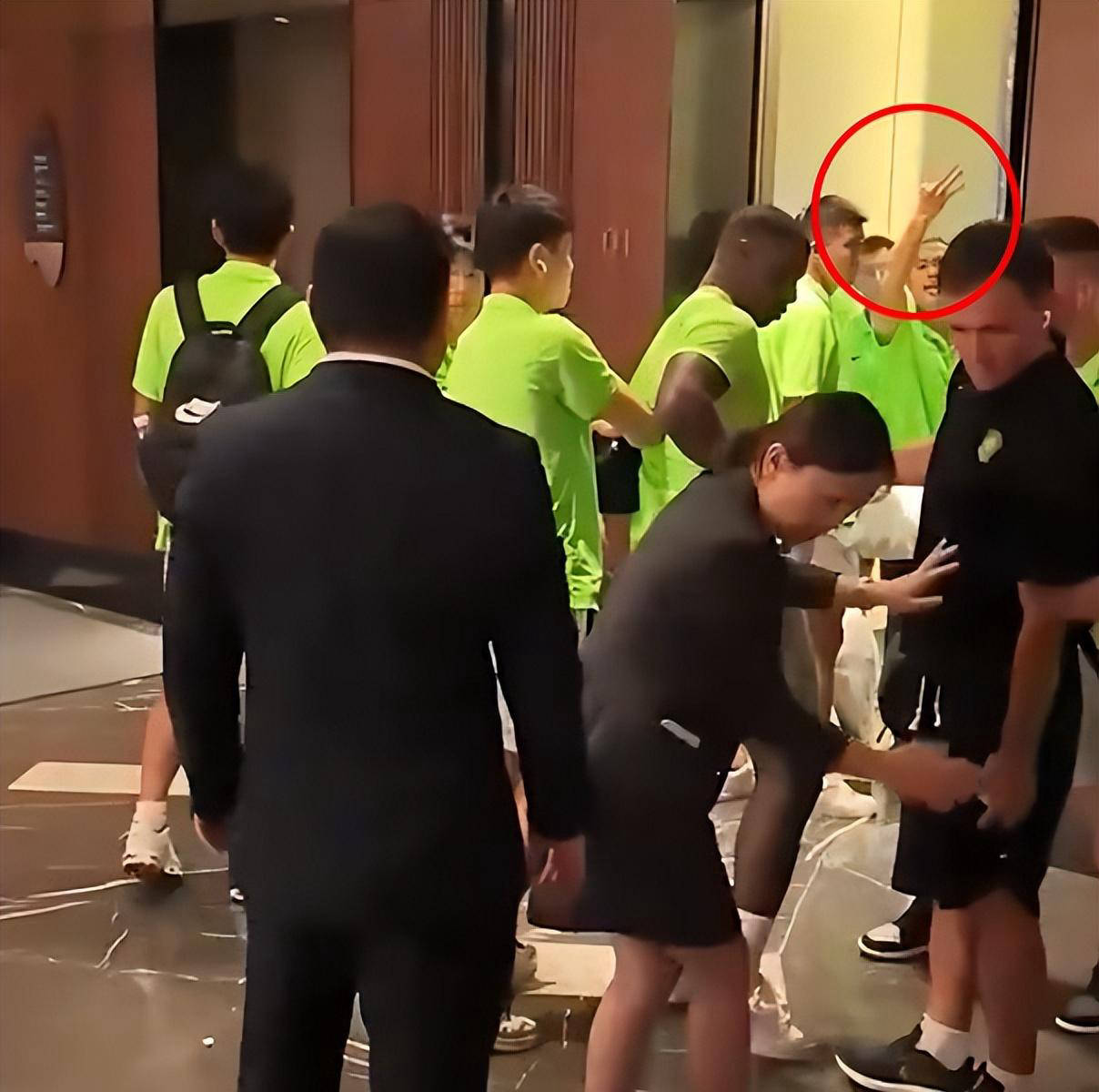 关于神秘球员现身公司举办公益活动的信息