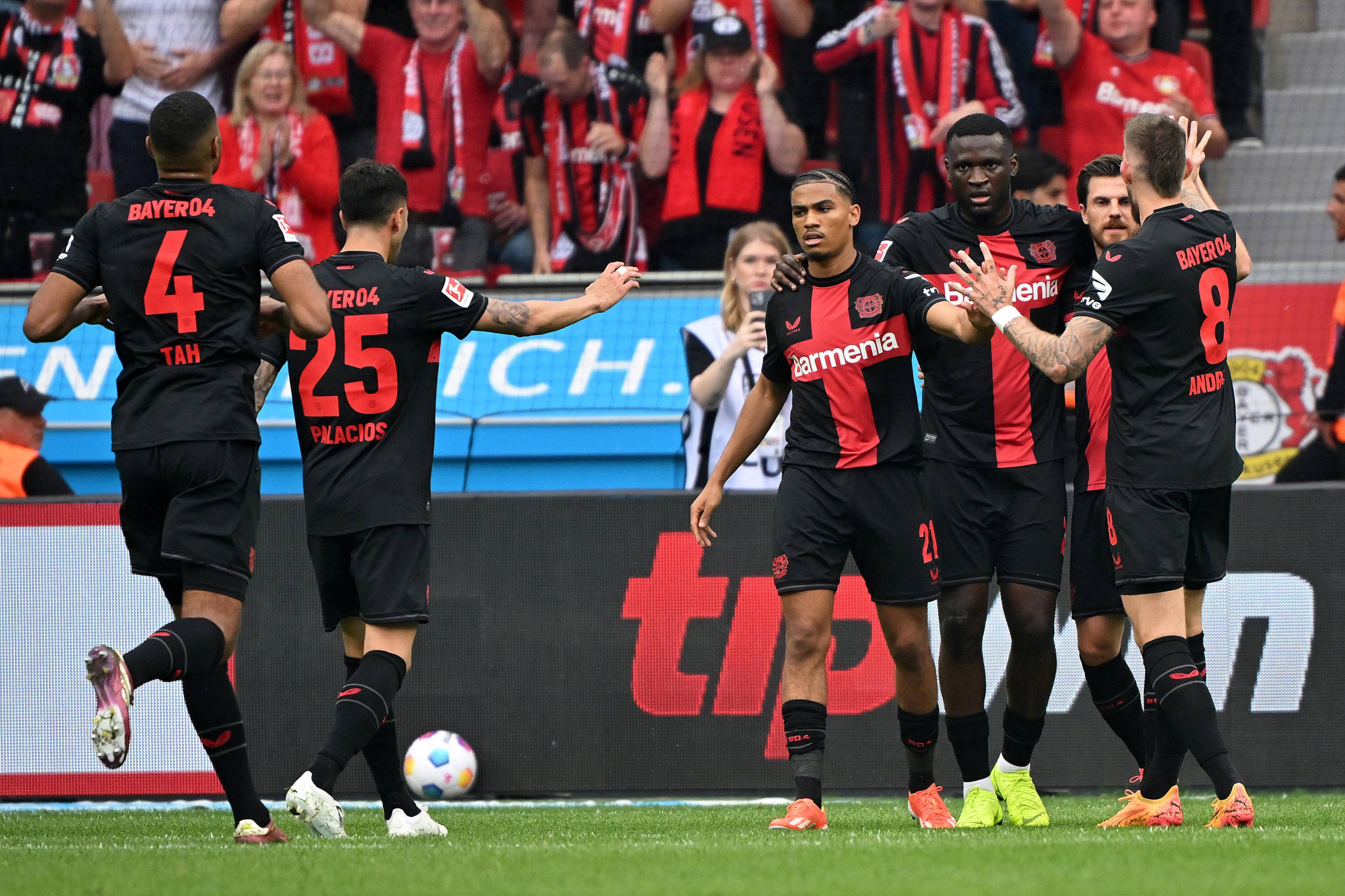 勒沃库森队员争议判罚,表达不满 勒沃库森队员争议判罚,表达不满