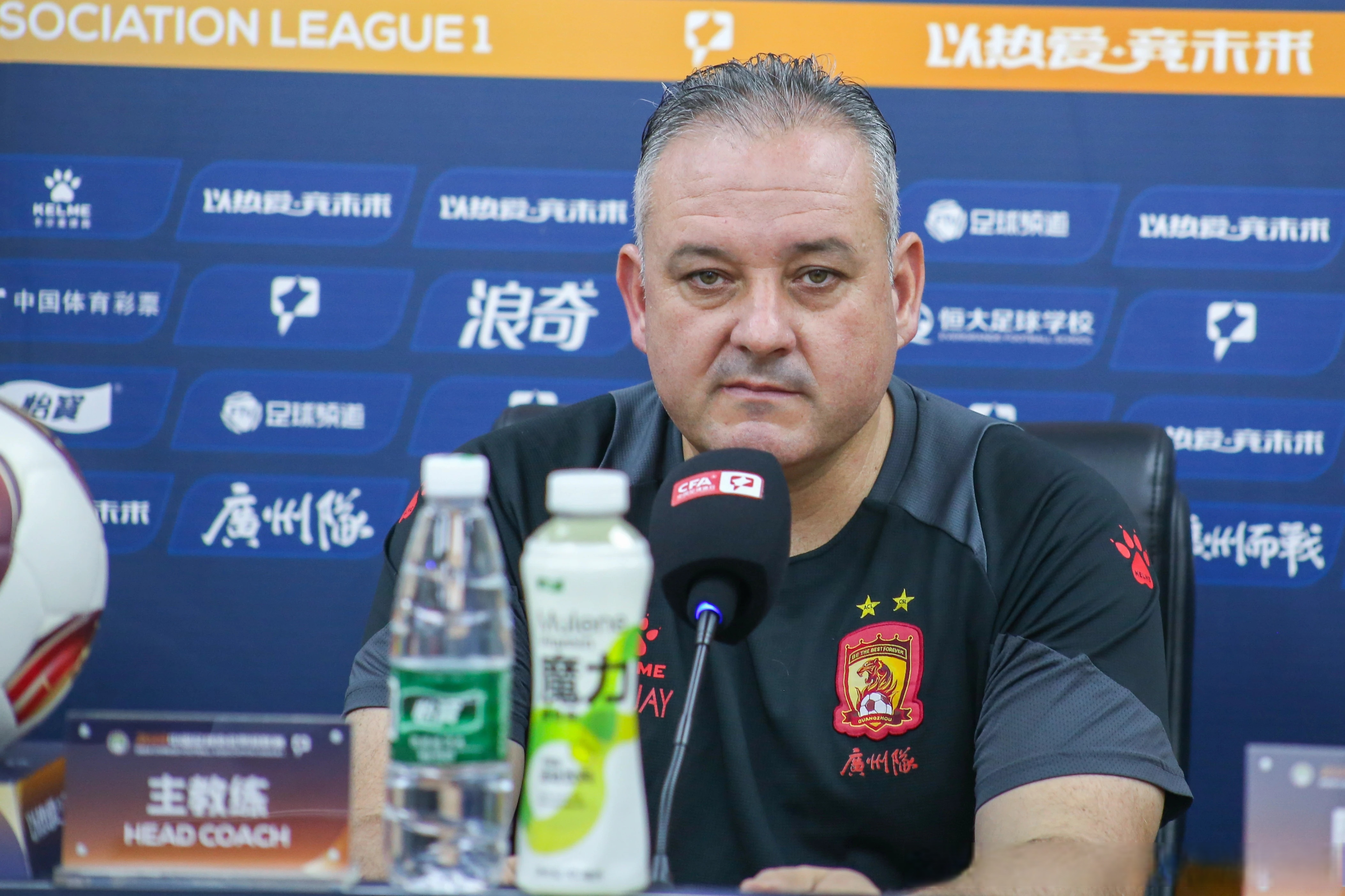 球员在比赛中全力以赴，为胜利而战的简单介绍