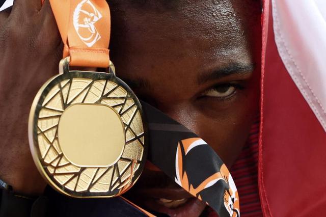 包含美国田径选手在百米赛跑中远超对手，轻松夺魁的词条