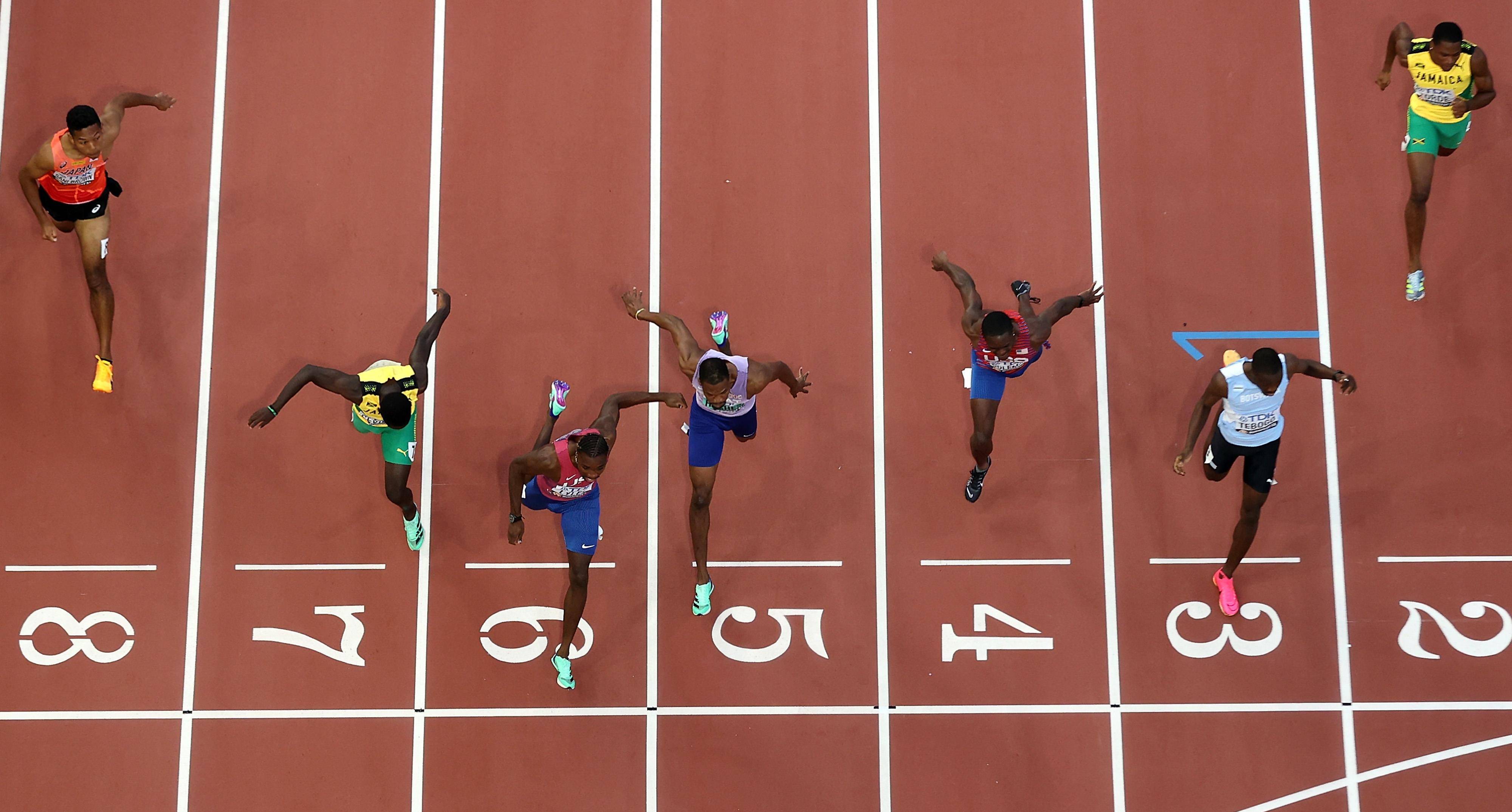 包含美国田径选手在百米赛跑中远超对手，轻松夺魁的词条