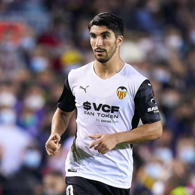 包含俱乐部陷财务困境，球员合同面临解除的词条