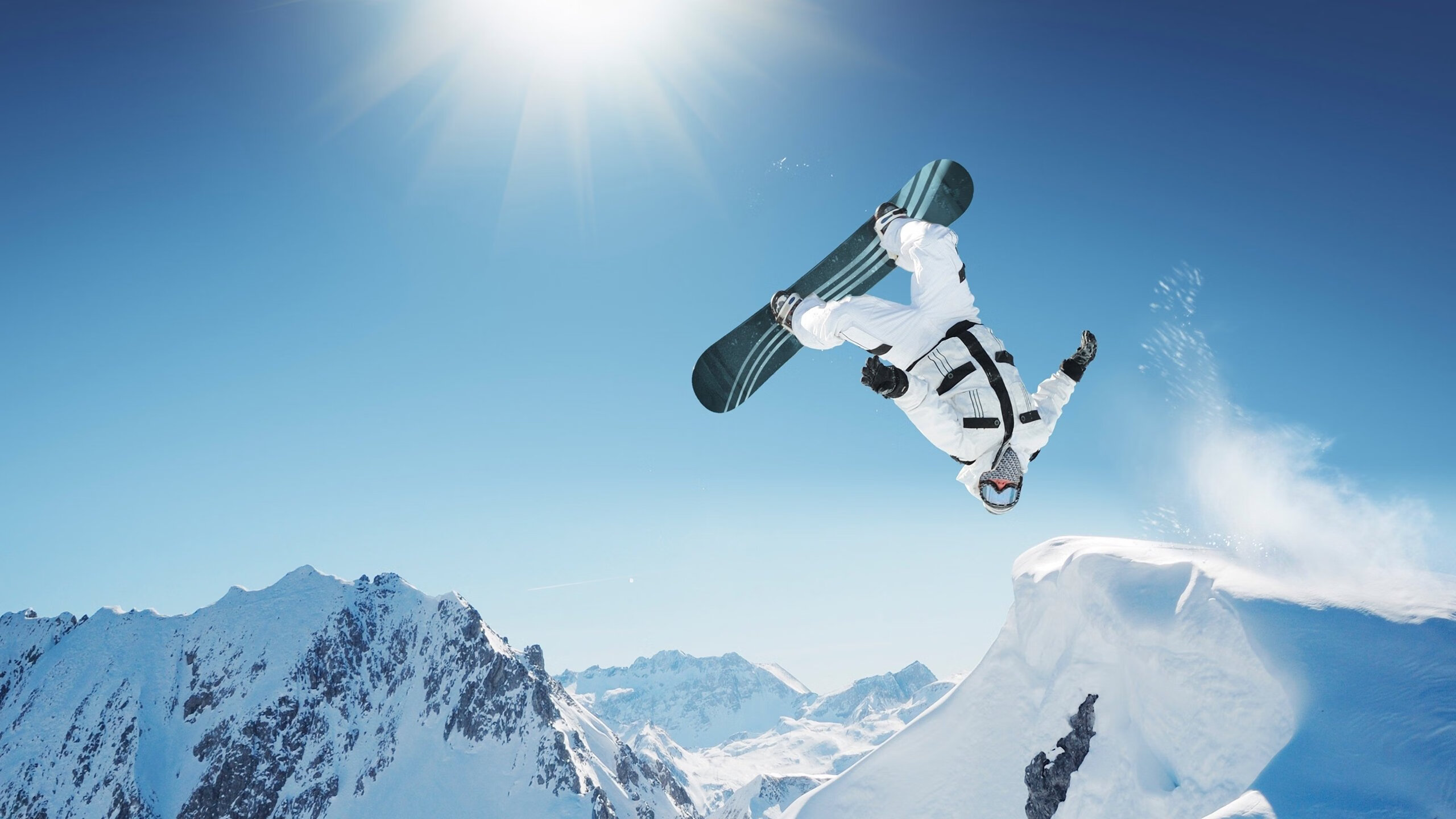 赛道上的逆袭，佩雷兹高光表现引领阿斯顿马丁横扫红牛二队